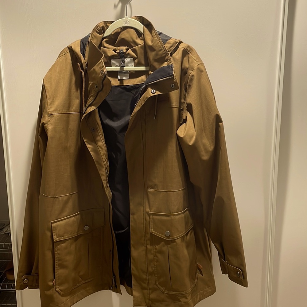 Like new mens Columbia Mens Jacket. Waterproof. Never worn. 100 % polyester.